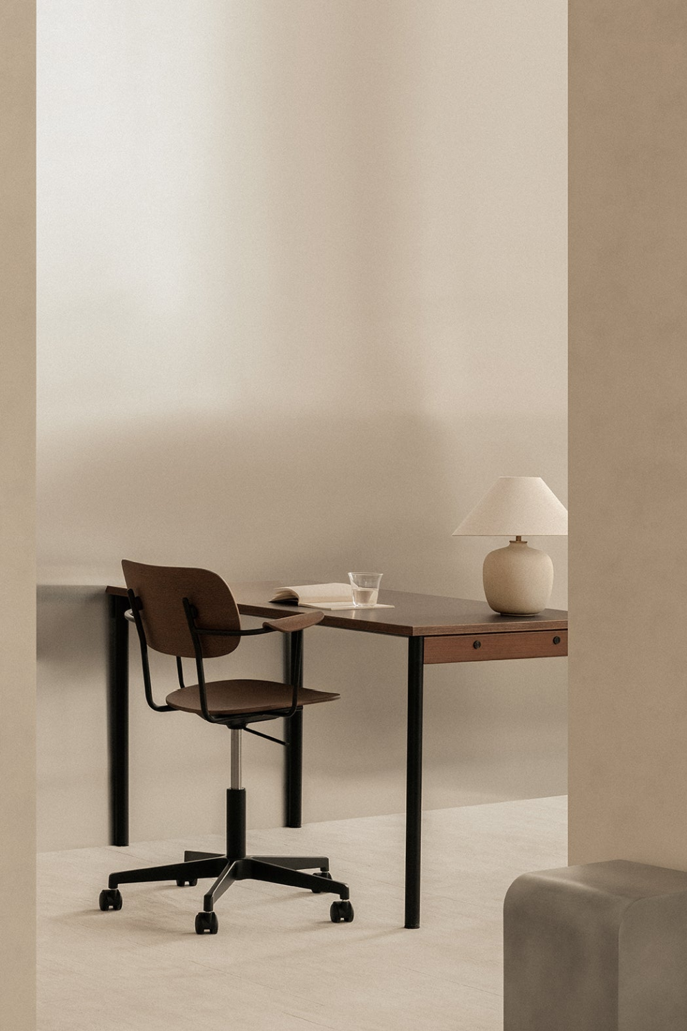 Aluminum Base Oak Swivel Chair | Oroa.com
