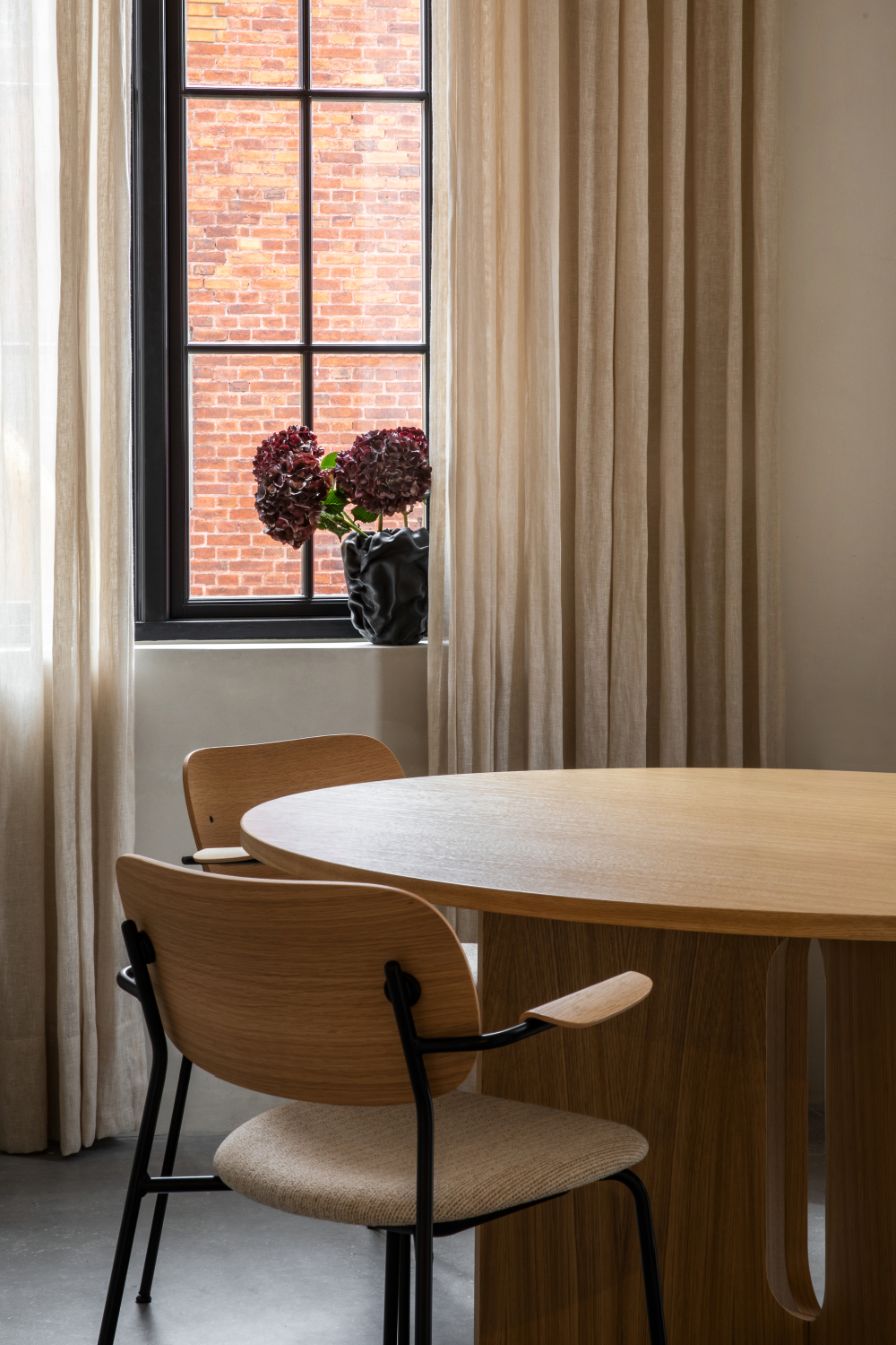 Intersecting-Base Round Dining Table | Oroa.com