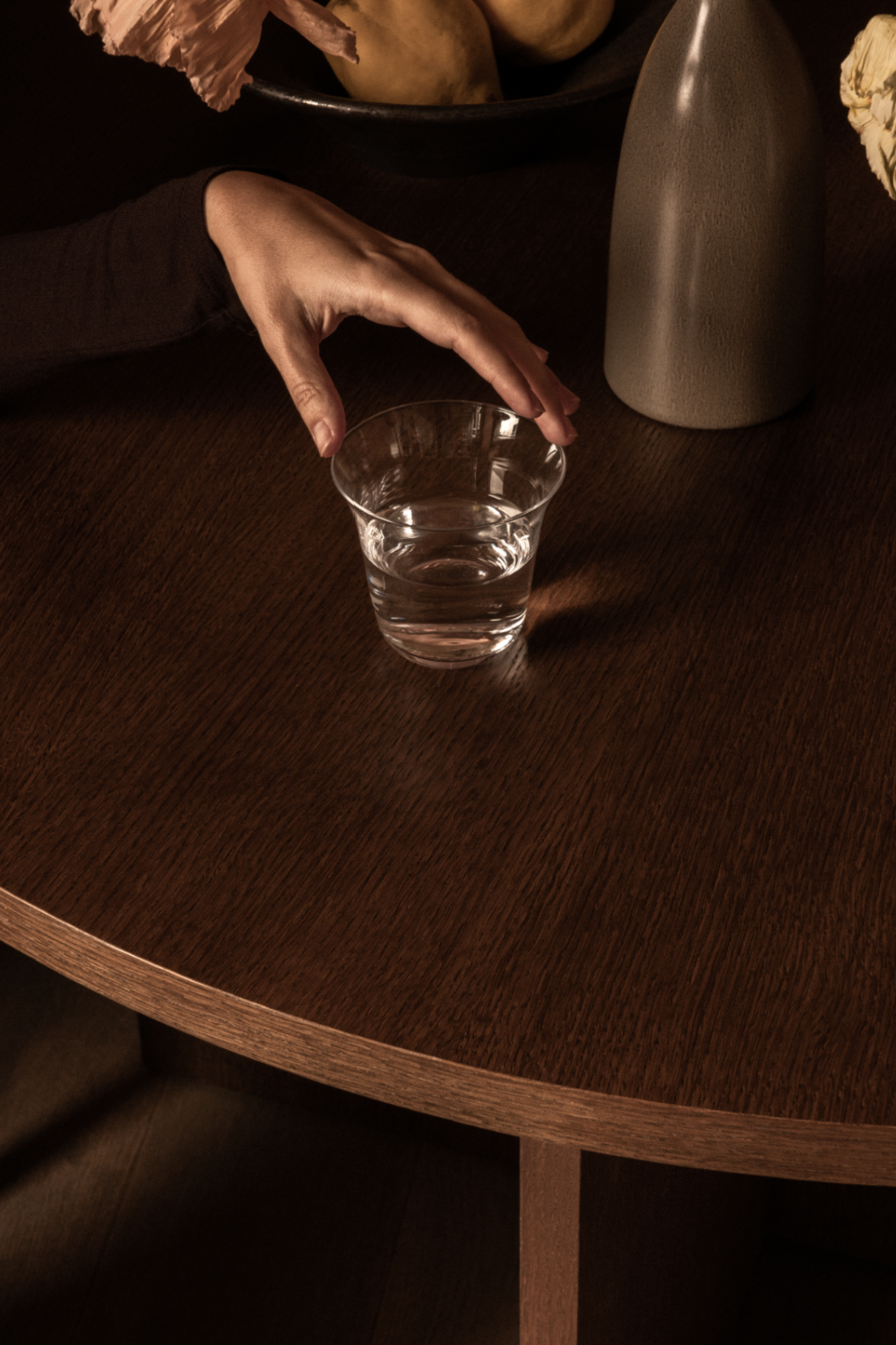 Intersecting-Base Round Dining Table | Oroa.com