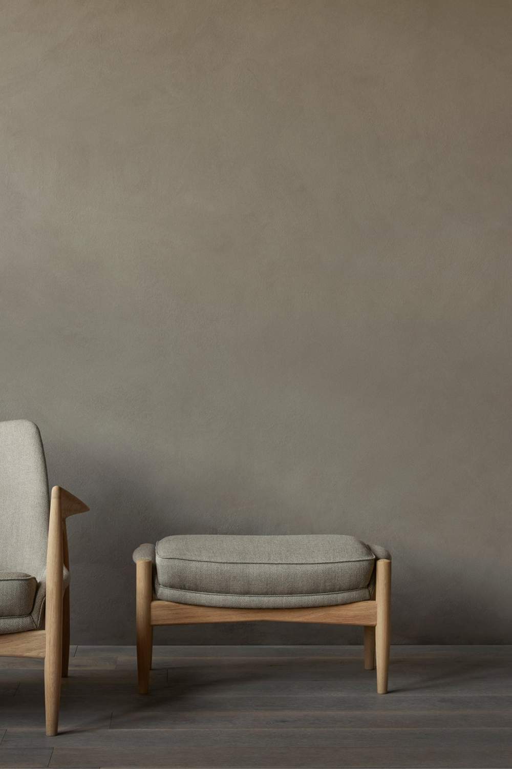 Wooden Leg Padded Ottoman | Oroa.com