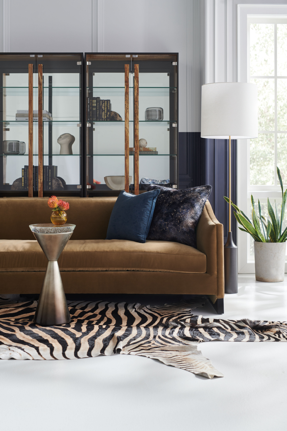 Hourglass Side Table | Oroa.com