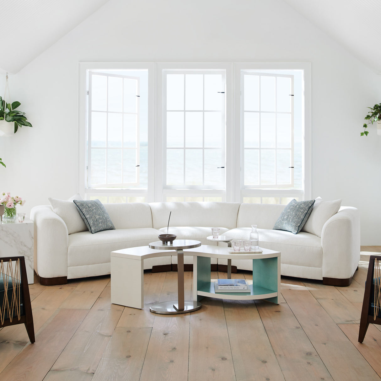 White S-Shaped Cocktail Table | Oroa.com