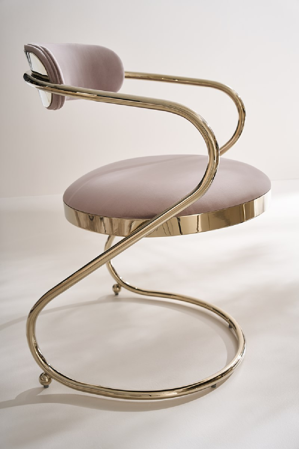 Wavy Cantilevered Dining Chair | Oroa.com