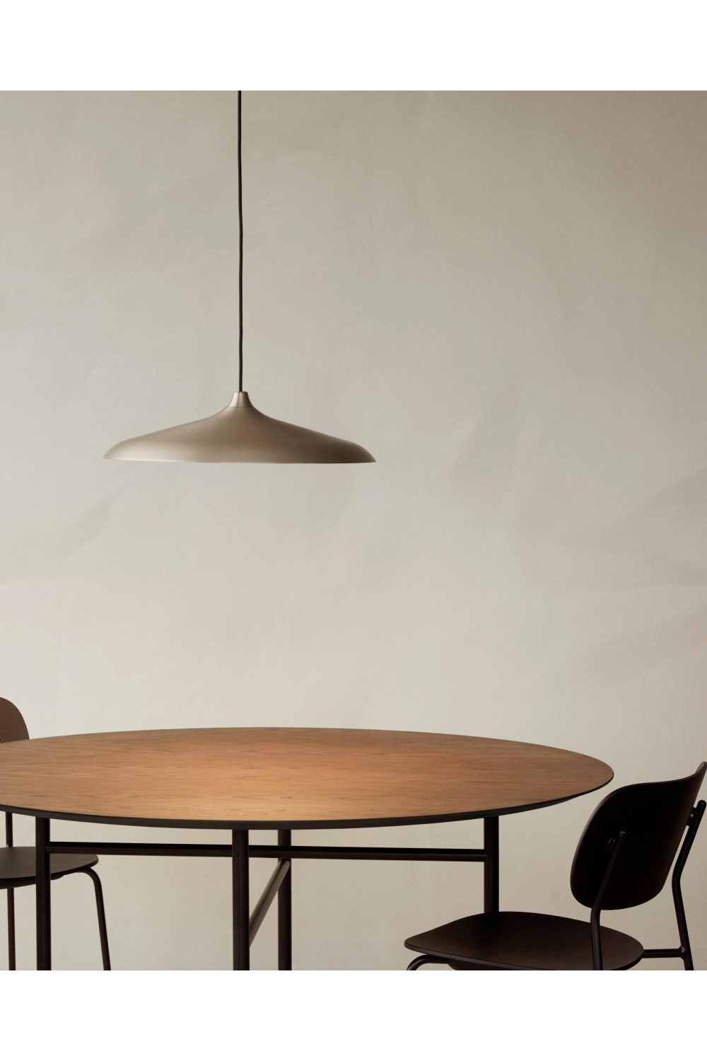 Round Minimalist Dining Table | Oroa.com