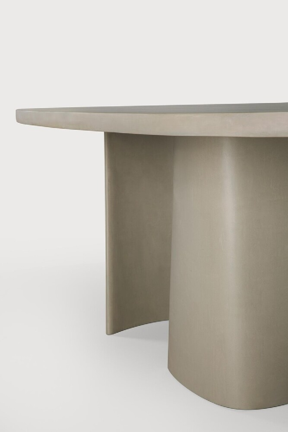 Round Concrete Outdoor Dining Table | Oroa.com