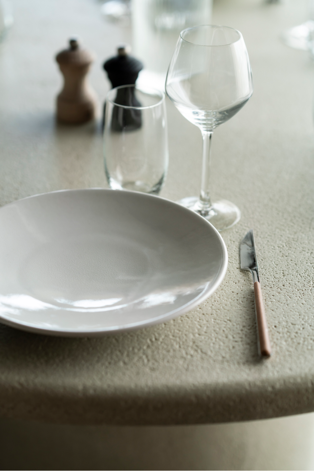 Round Pedestal Dining Table | Oroa.com