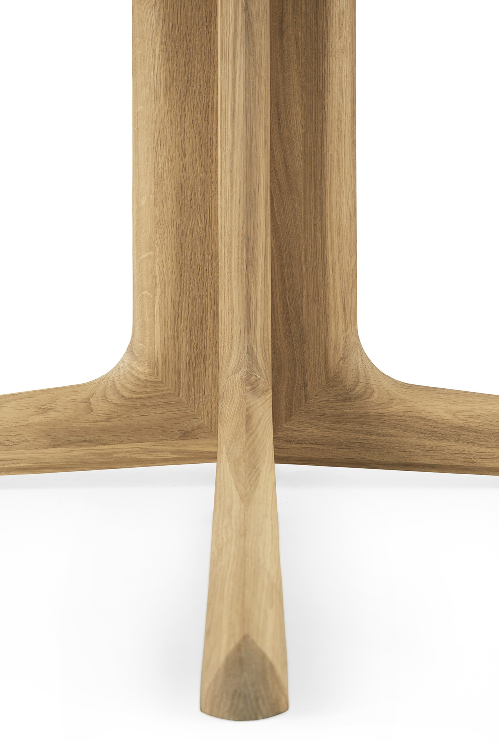 Central-Footed Oak Dining Table | Oroa.com