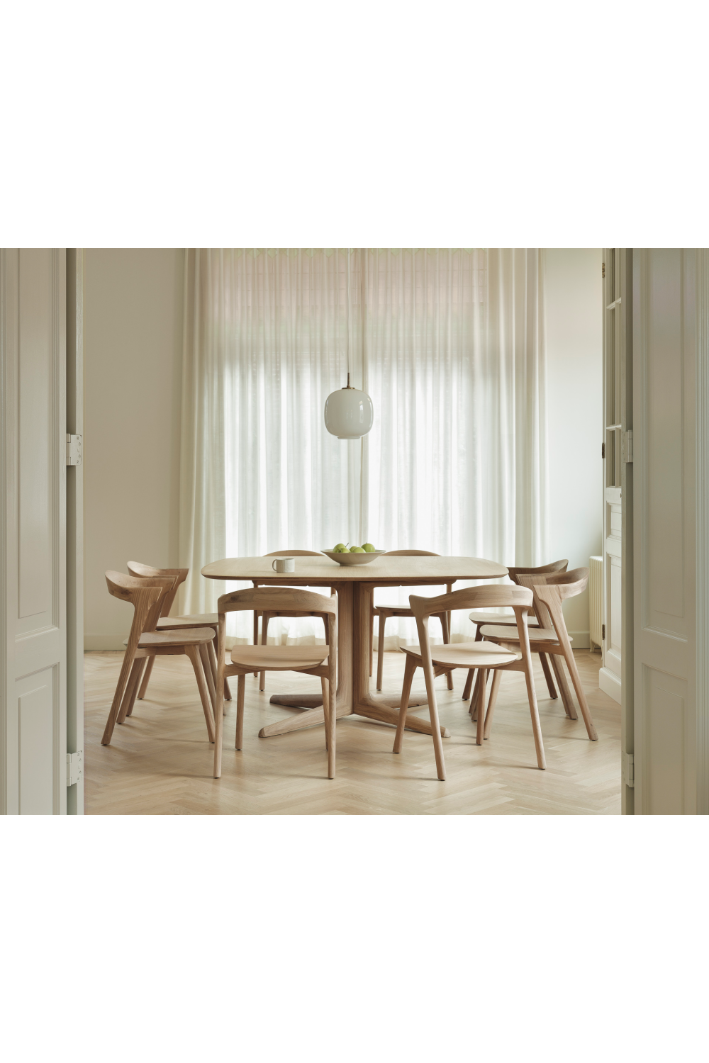 Central-Footed Oak Dining Table | Oroa.com