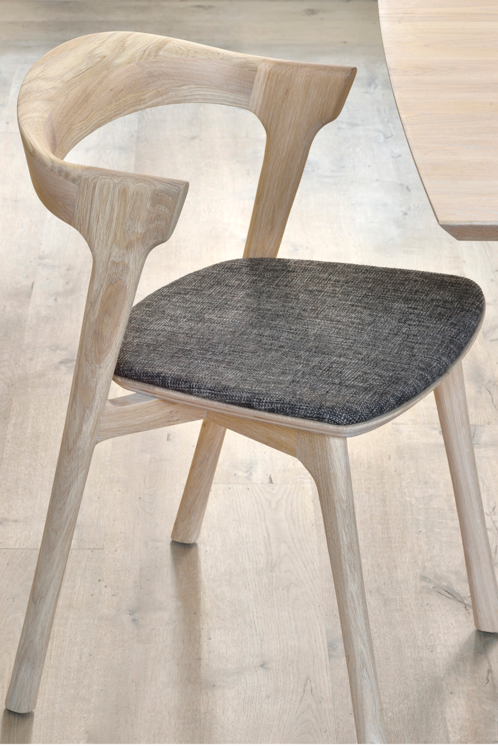 Cushioned Scandinavian Dining Chair | Oroa.com