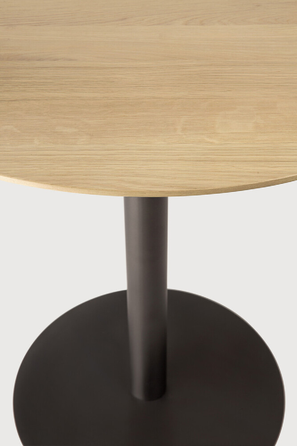 Round Pedestal Dining Table | Oroa.com