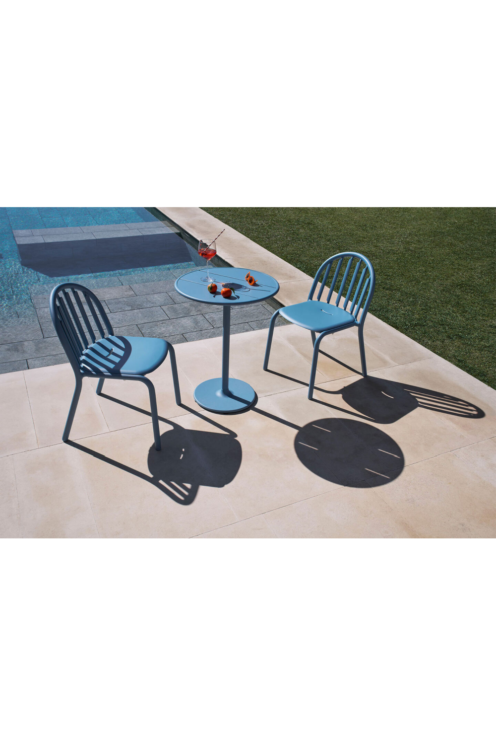 Round Outdoor Bistro Table | Oroa.com