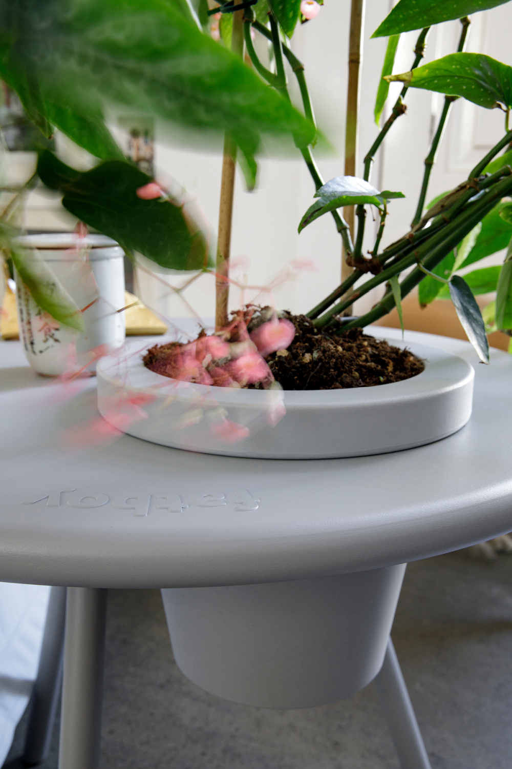 Tripod Outdoor Planter Side Table | Oroa.com
