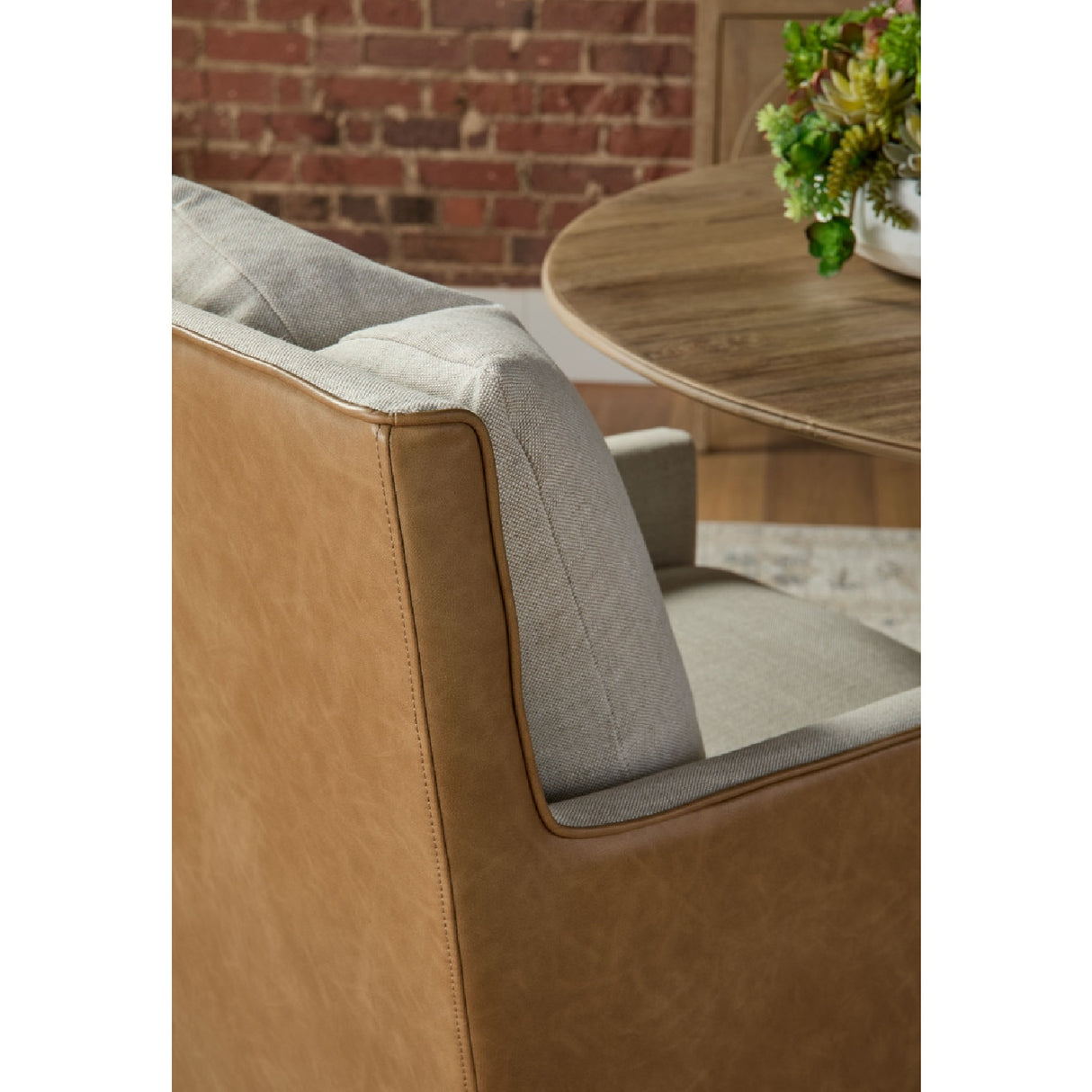 Two-Toned Wheeled Lounge Chair | Oroa.com