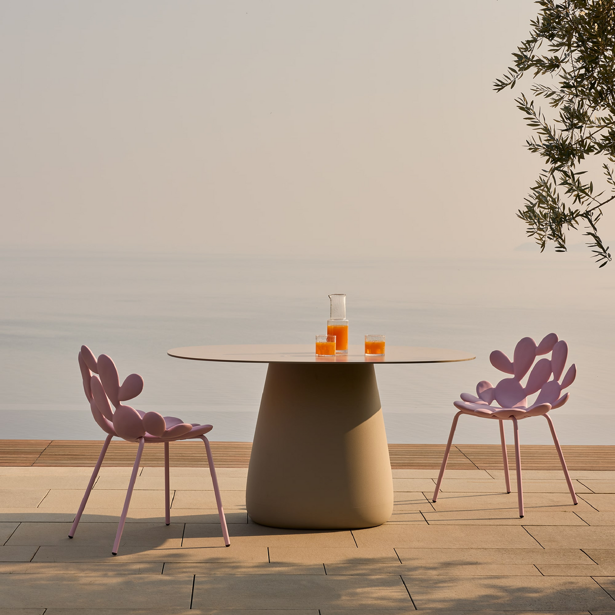 Oval Indoor/Outdoor Dining Table | Oroa.com