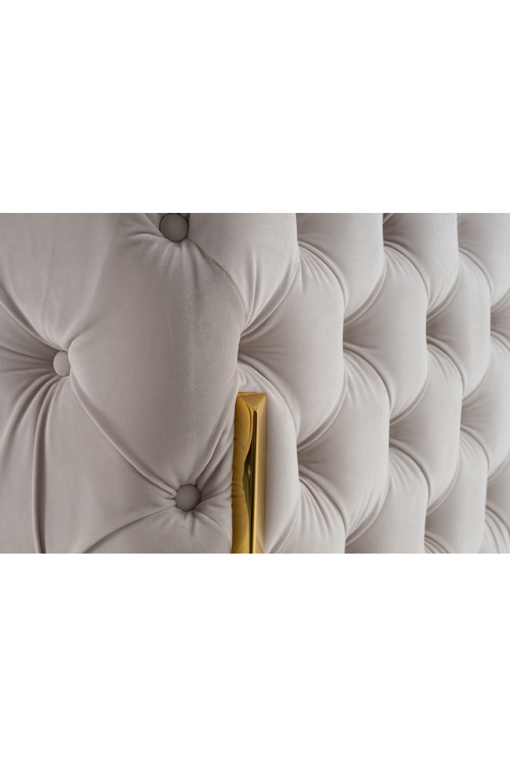 Button-Tufted Velvet Lounge Chair | Oroa.com