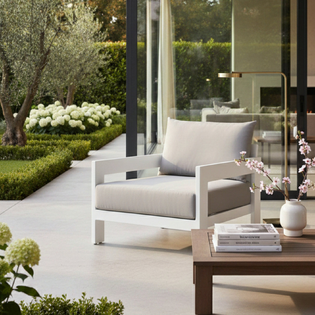 Aluminum-Framed Outdoor Lounge Chair | Oroa.com