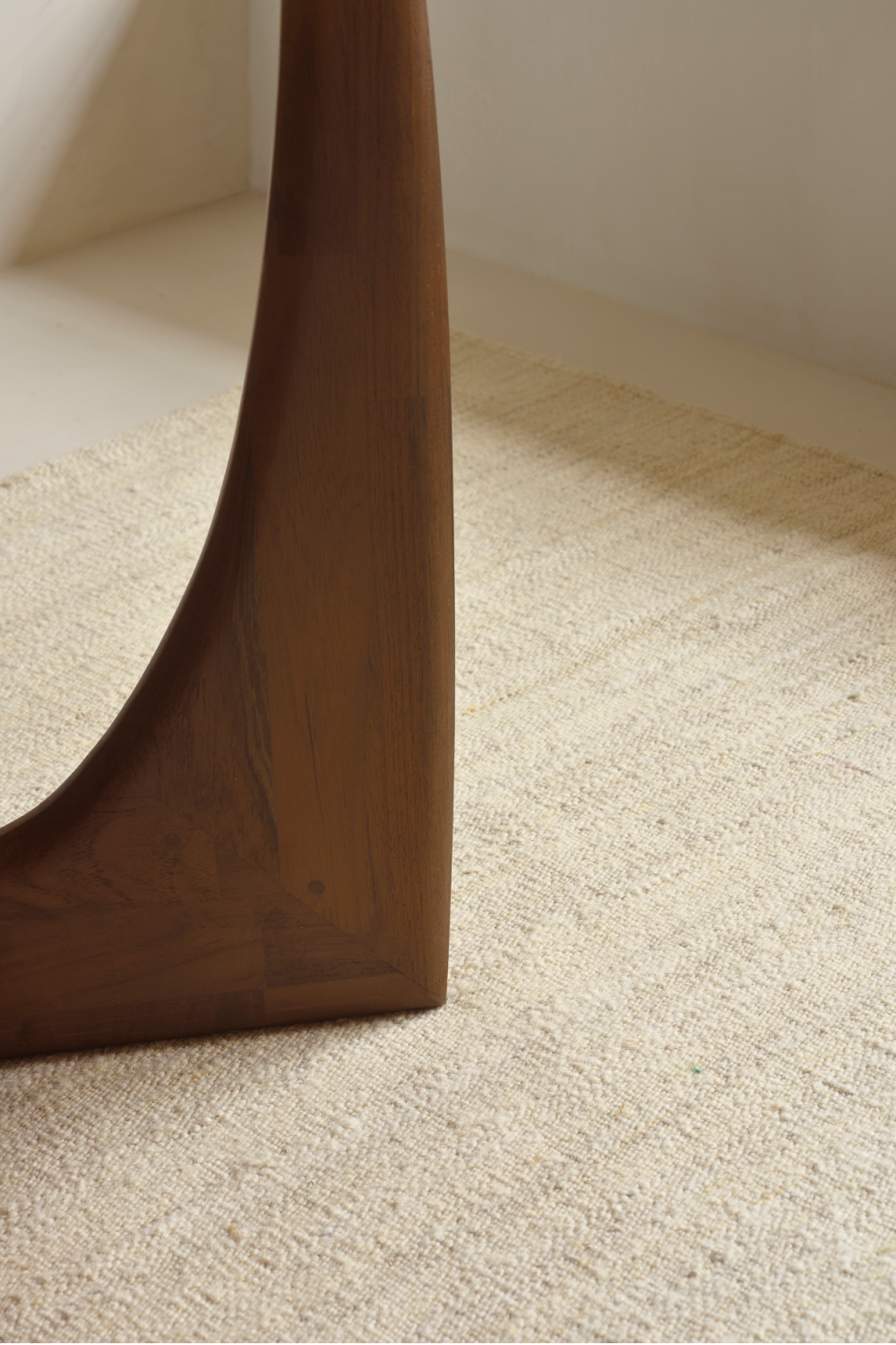 Modern Varnished Side Table | Oroa.com