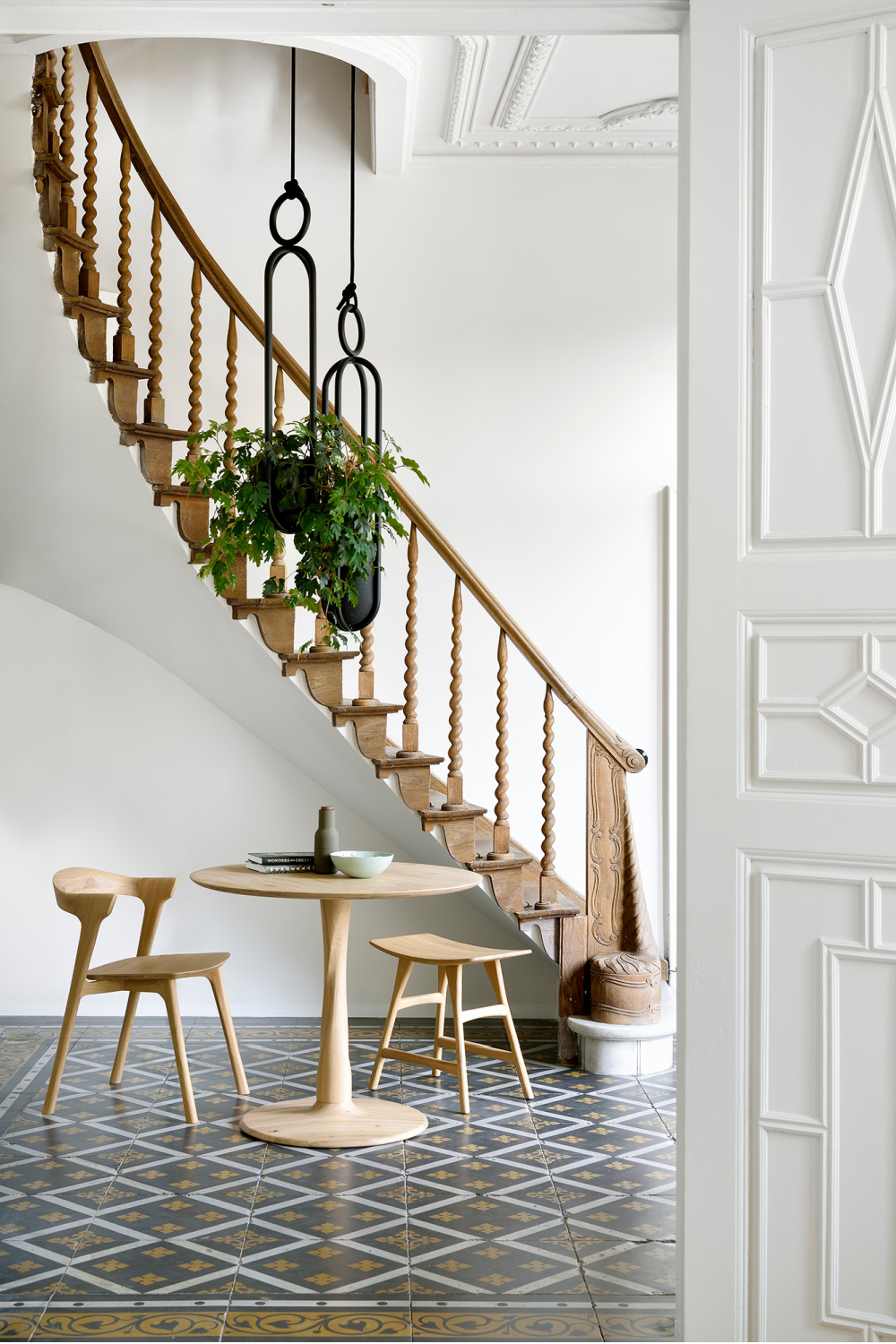 Pedestal Dining Table | Oroa.com