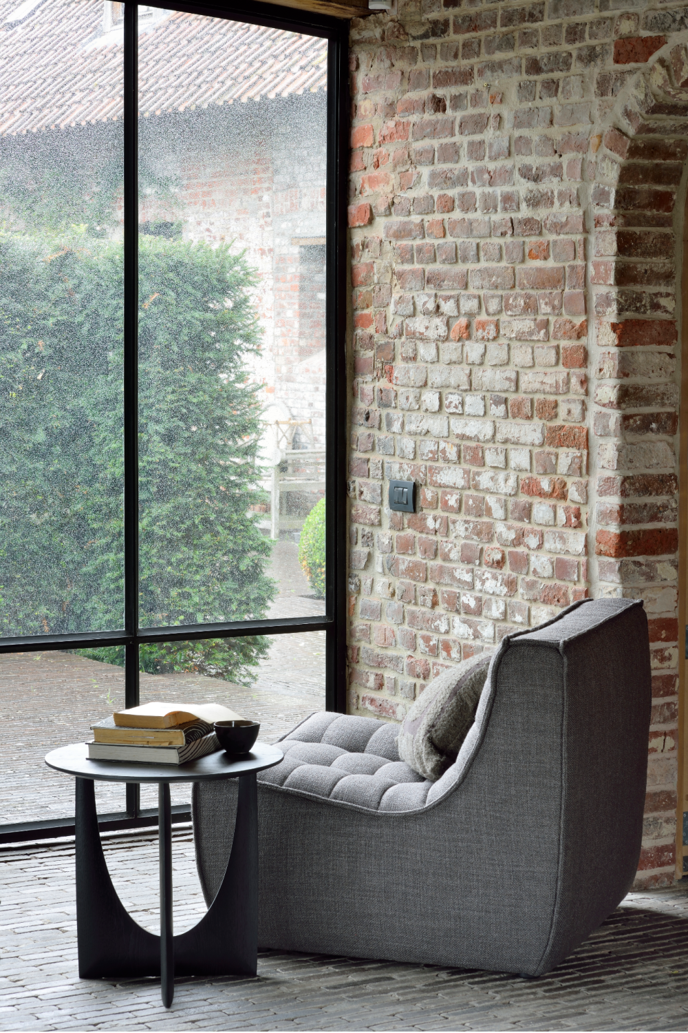 Modern Varnished Side Table | Oroa.com