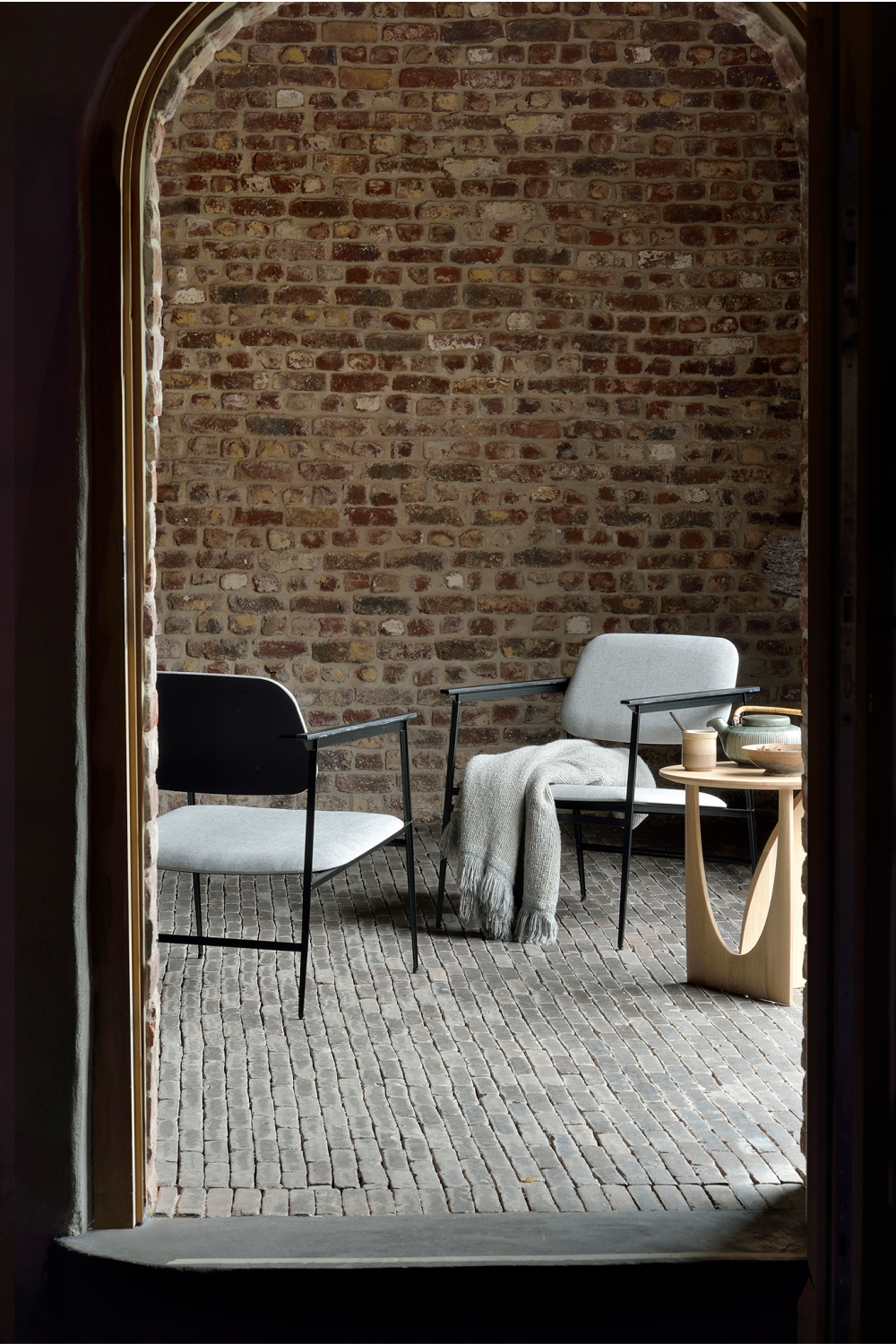 Modern Varnished Side Table | Oroa.com