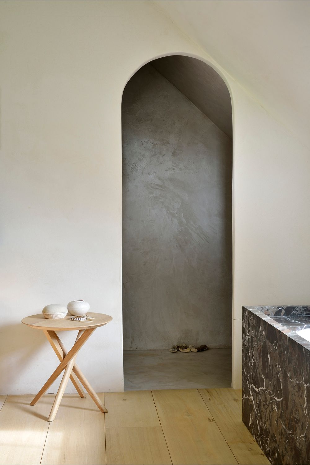 Round Cross Leg Side Table | Oroa.com
