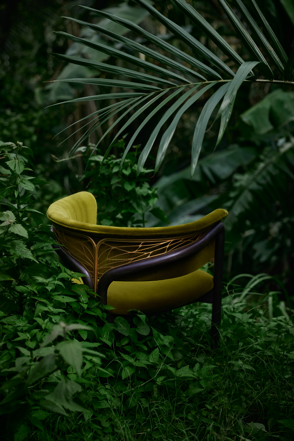   Metal Detail Curved Dining Chair | Oroa.com