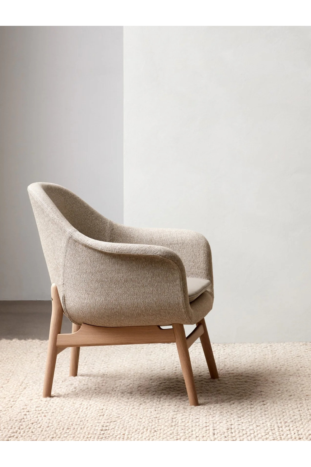   Minimalist Shell Lounge Chair | Oroa.com