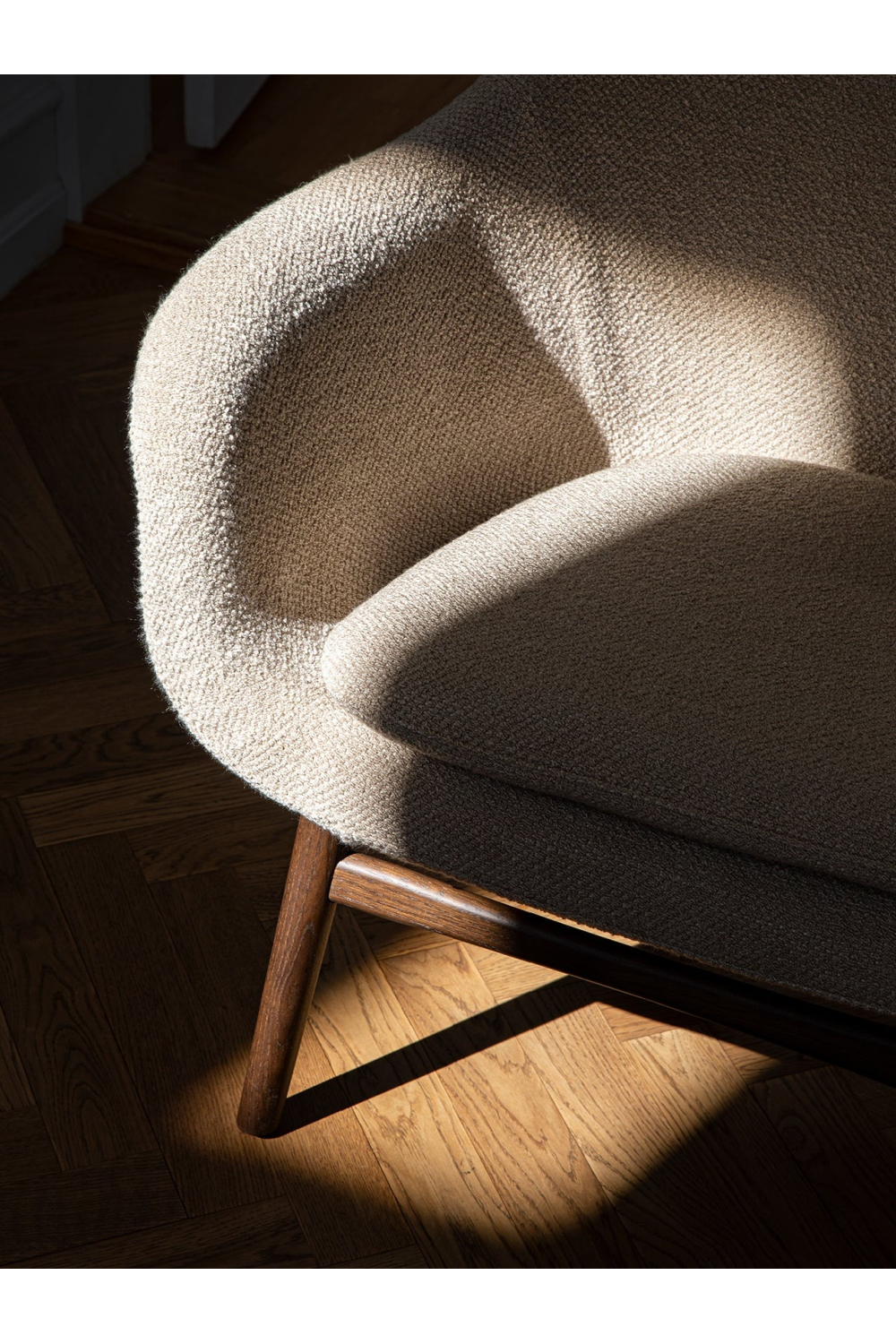   Minimalist Shell Lounge Chair | Oroa.com