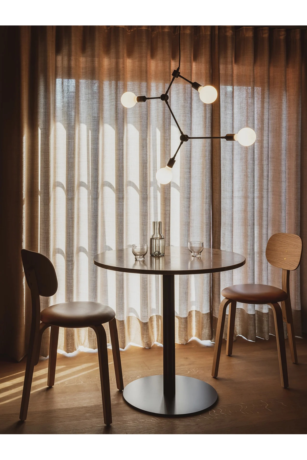   Round-Base Dining Table | Oroa.com