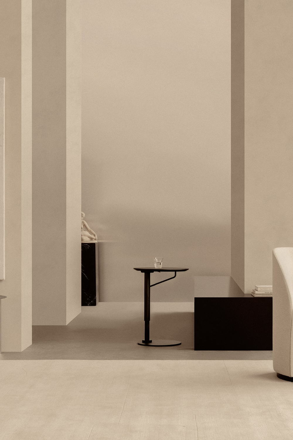   Adjustable Round Side Table | Oroa.com