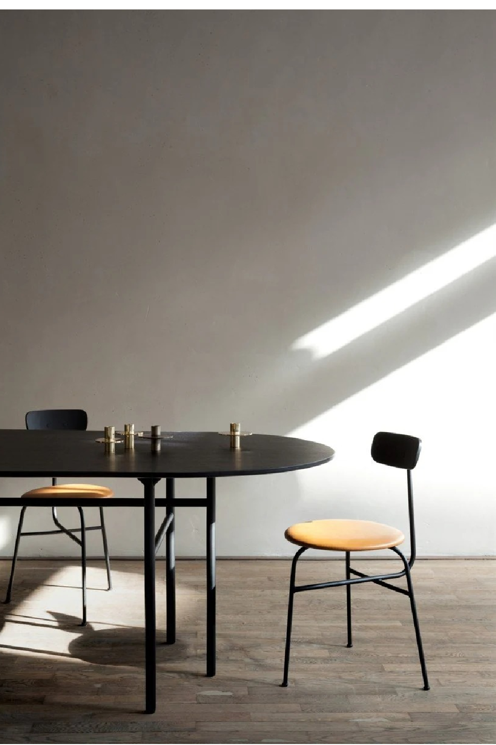   Oval Minimalist Dining Table | Oroa.com