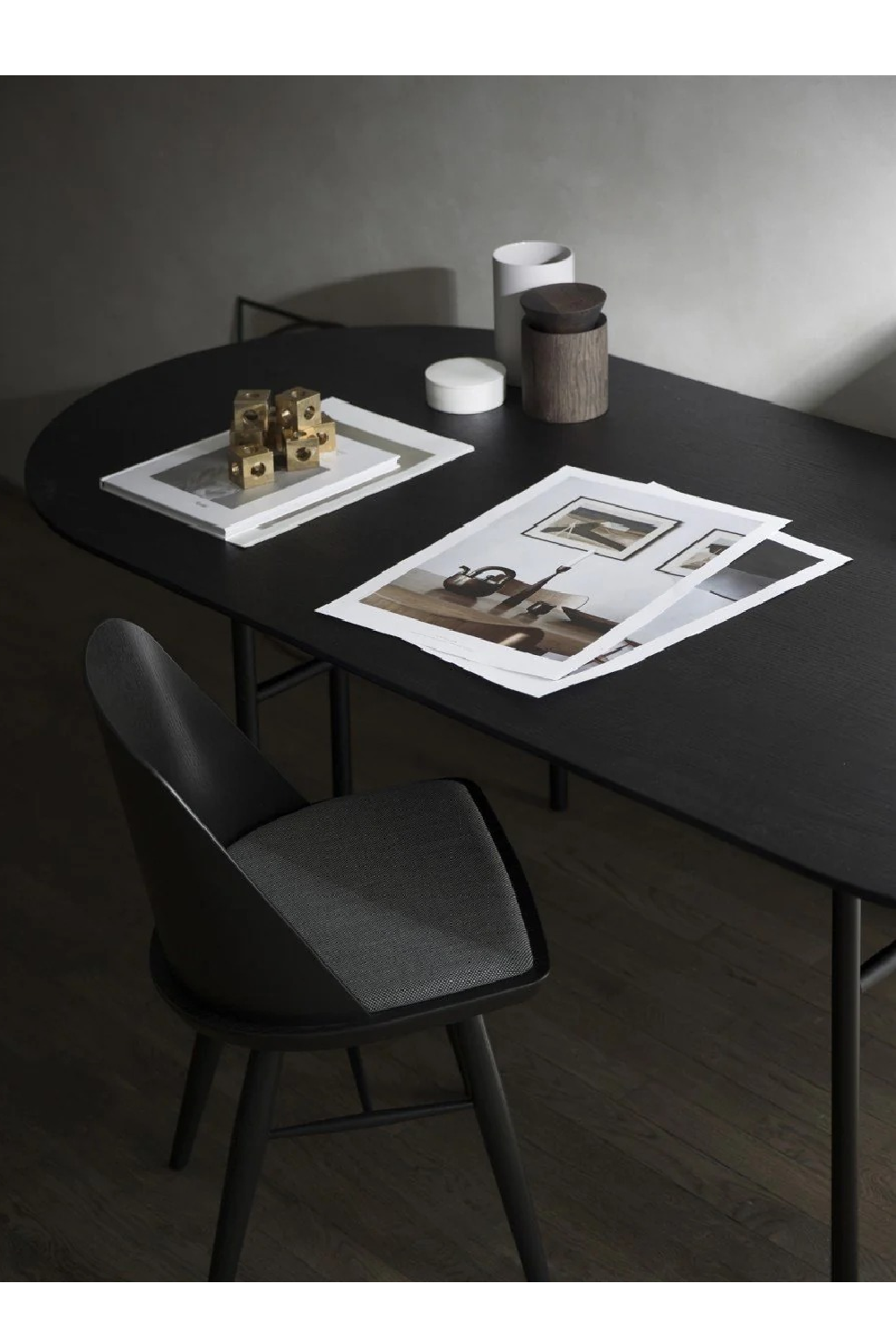   Oval Minimalist Dining Table | Oroa.com