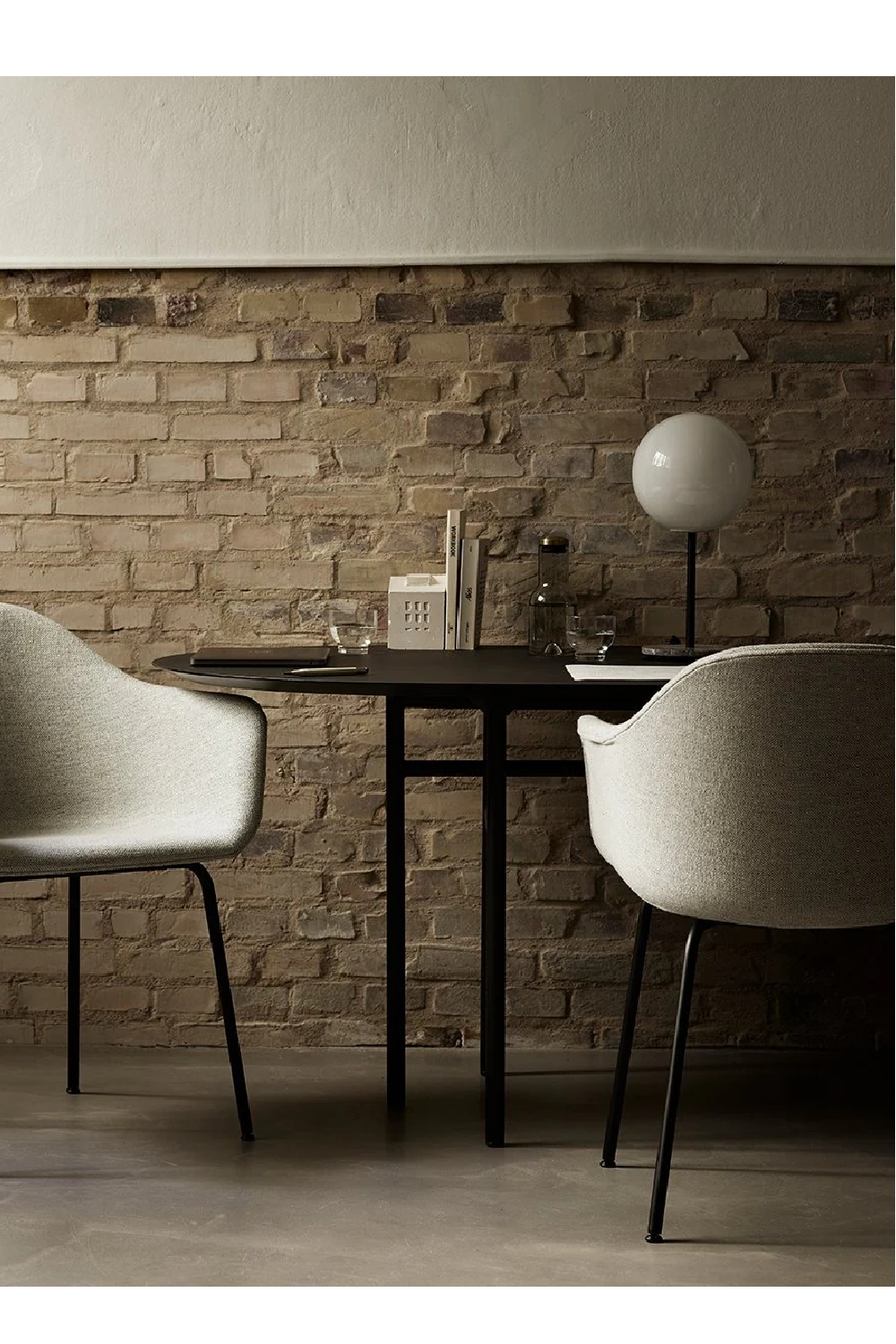   Oval Minimalist Dining Table | Oroa.com