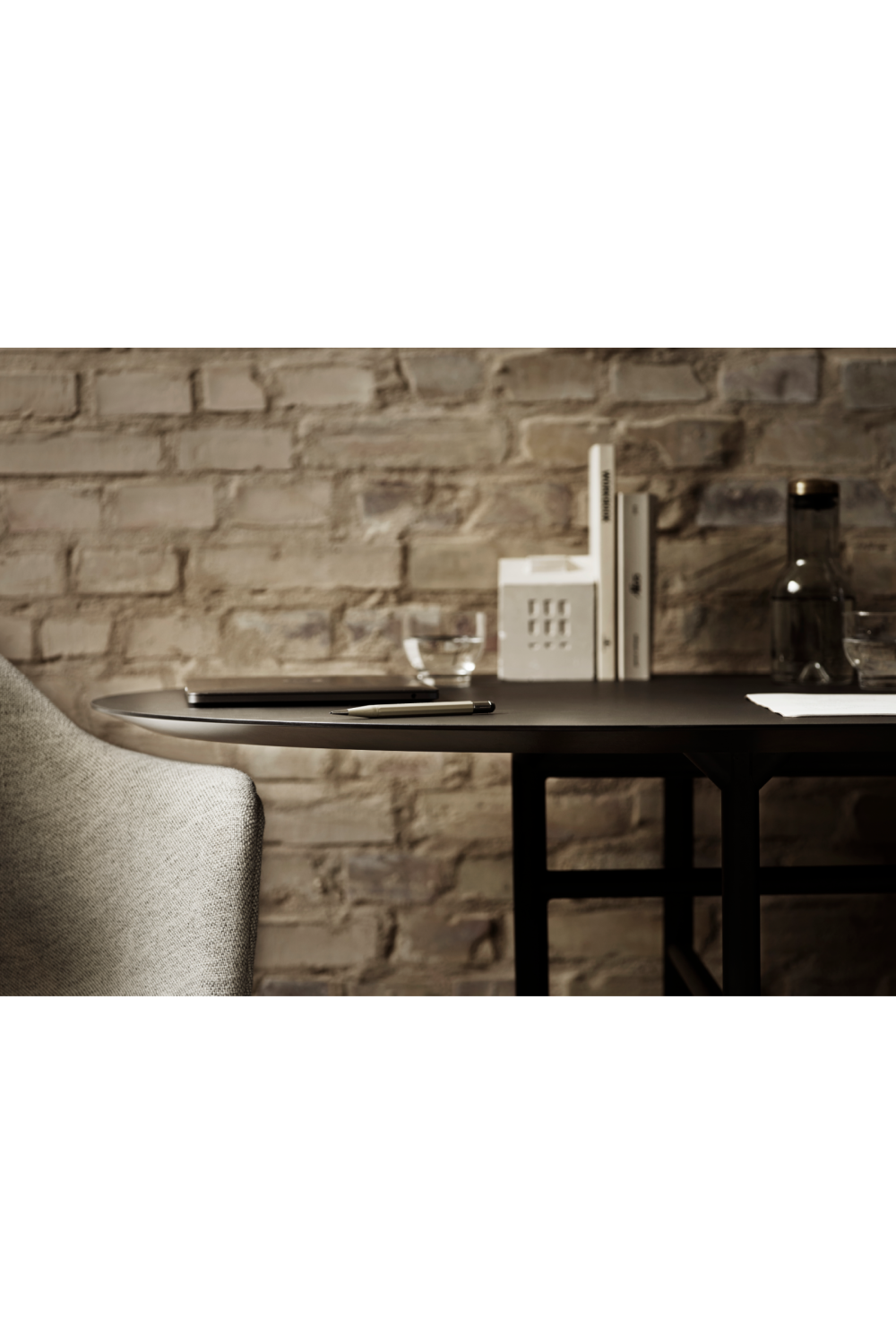  Round Minimalist Dining Table | Oroa.com