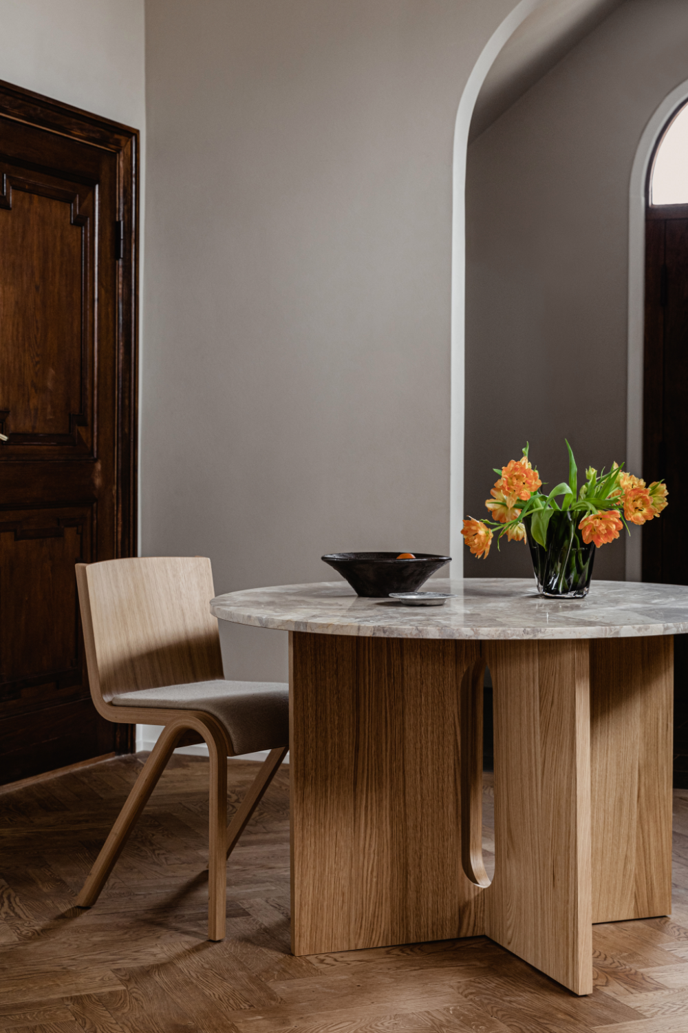   Intersecting-Base Round Dining Table | Oroa.com