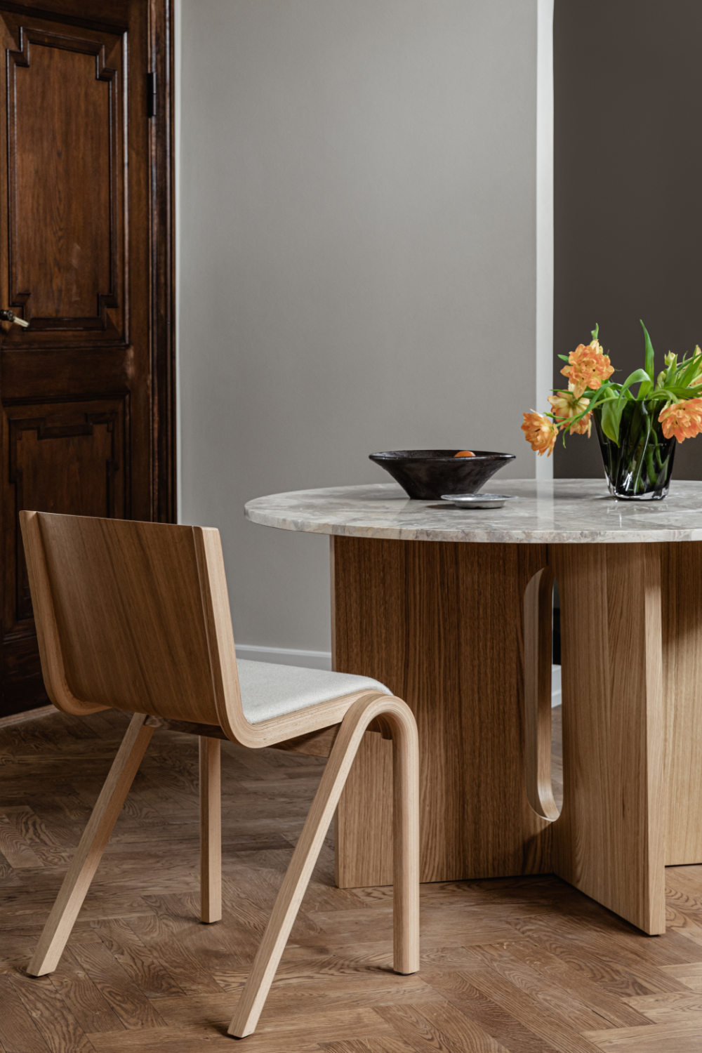   Intersecting-Base Round Dining Table | Oroa.com
