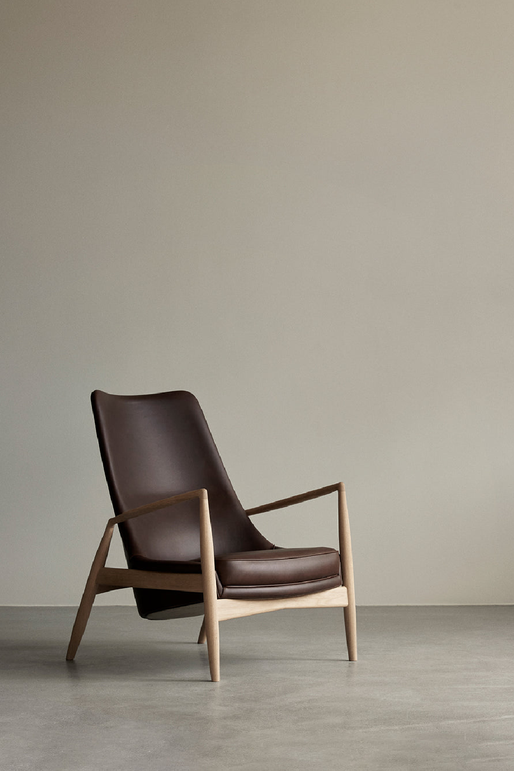   High-Back Upholstered Lounge Chair | Oroa.com