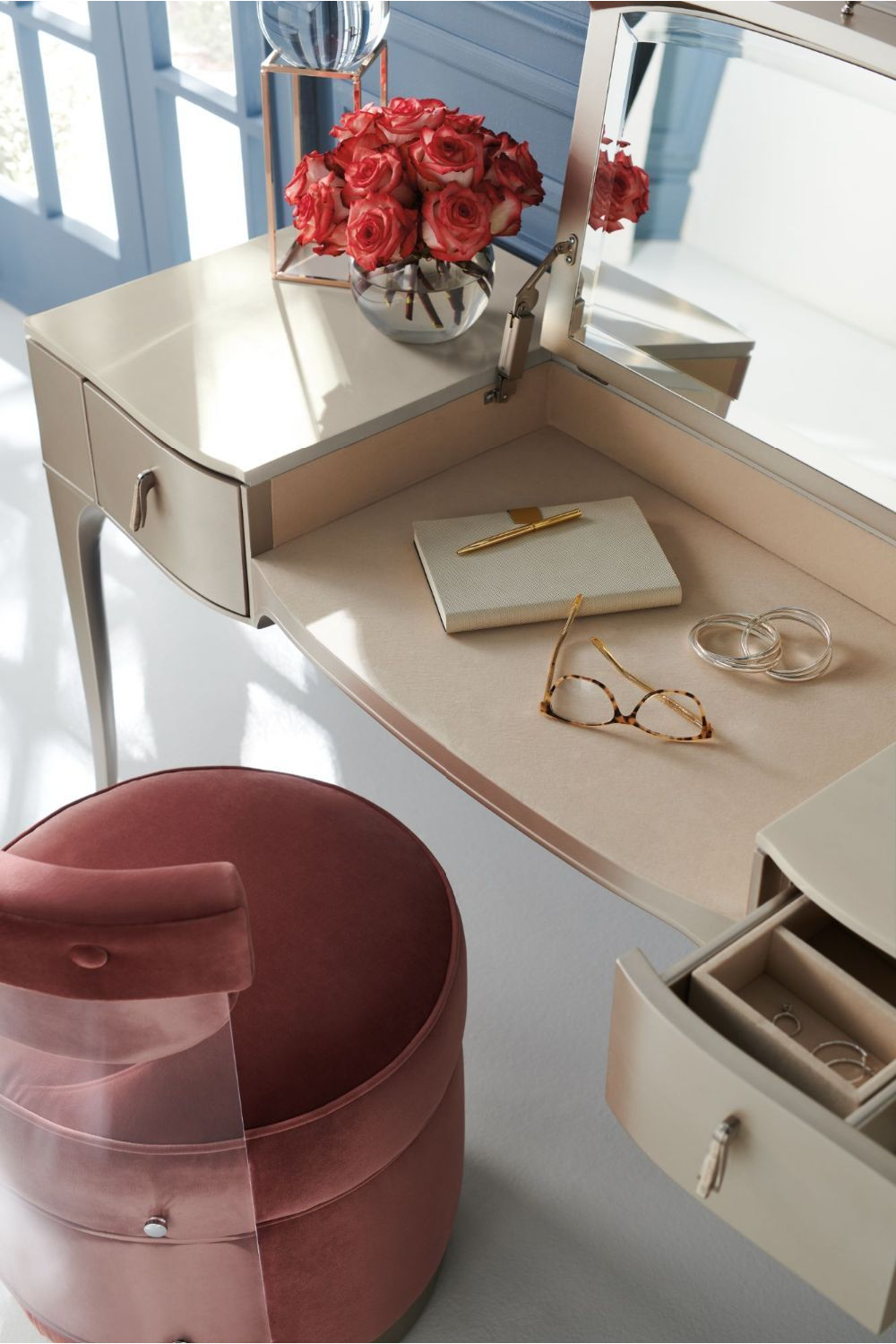   Flip Top Mirror Vanity Table | Oroa.com