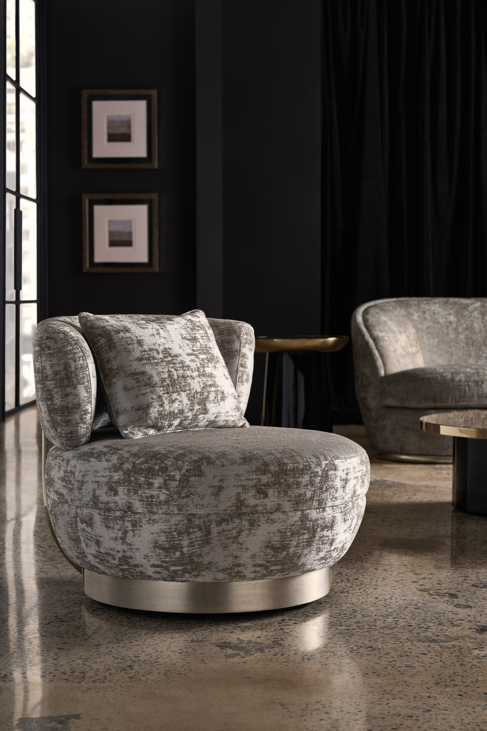   Black Mirrored Top Side Table | Oroa.com