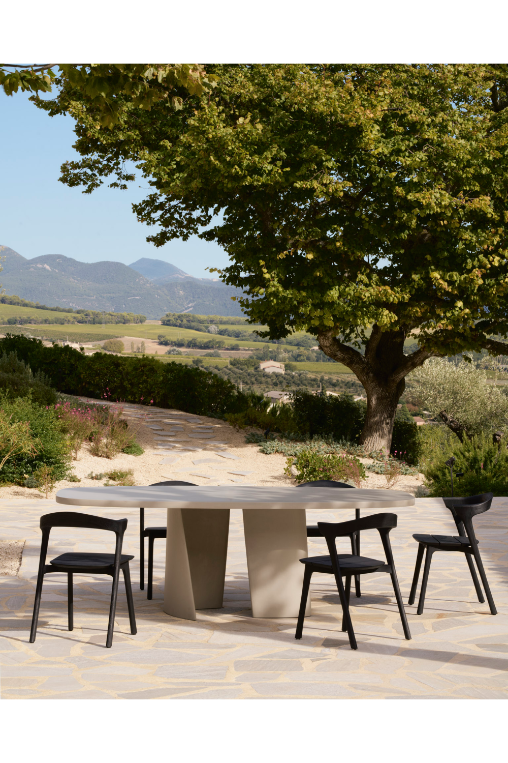   Round Concrete Outdoor Dining Table | Oroa.com