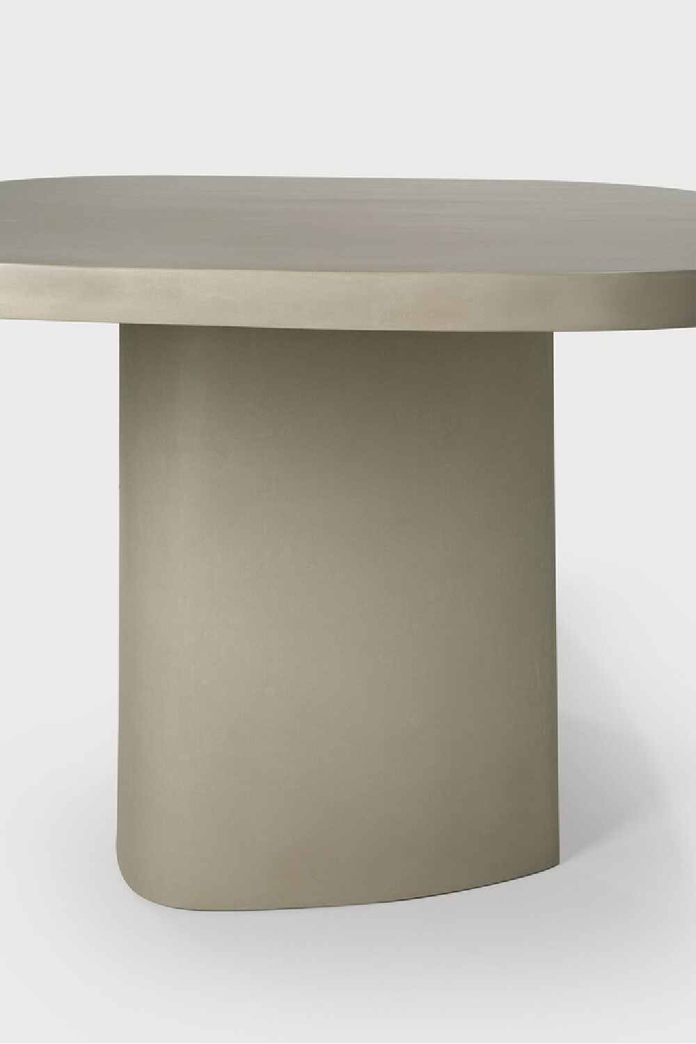  Round Concrete Outdoor Dining Table | Oroa.com