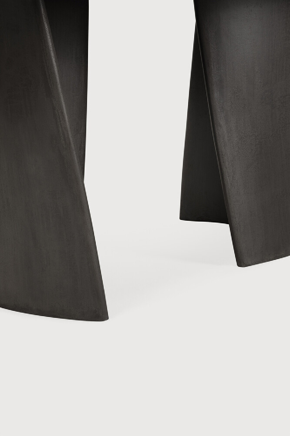   Round Concrete Outdoor Dining Table | Oroa.com