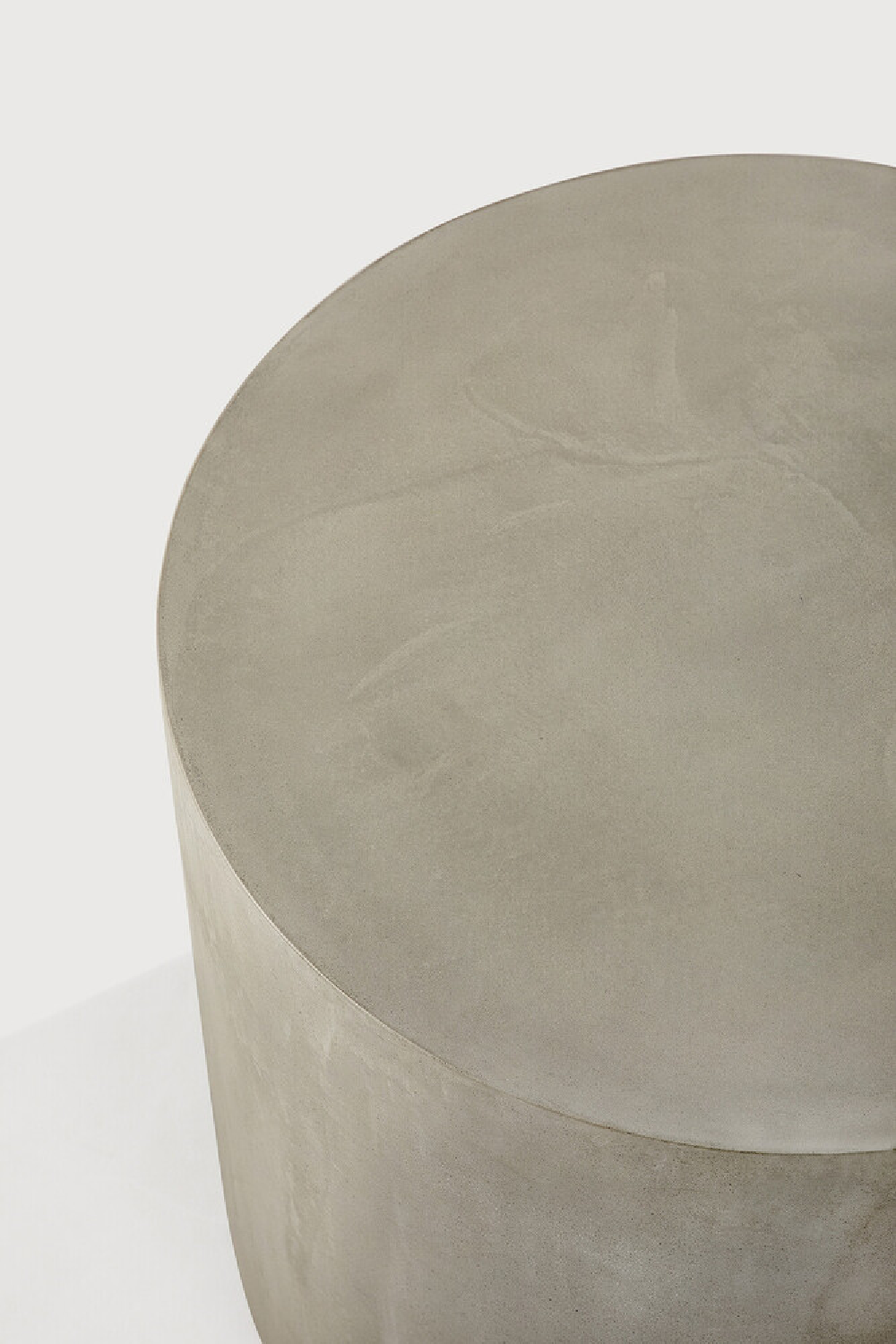   Round Concrete Outdoor Side Table | Oroa.com