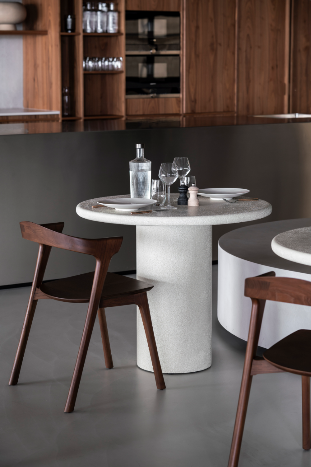   Round Pedestal Dining Table | Oroa.com