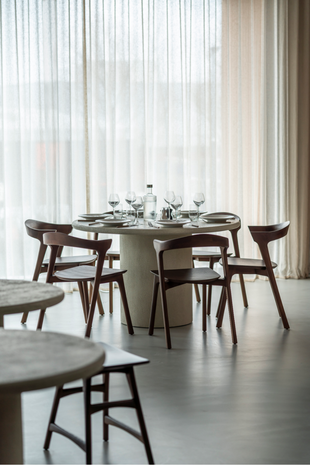   Round Pedestal Dining Table | Oroa.com