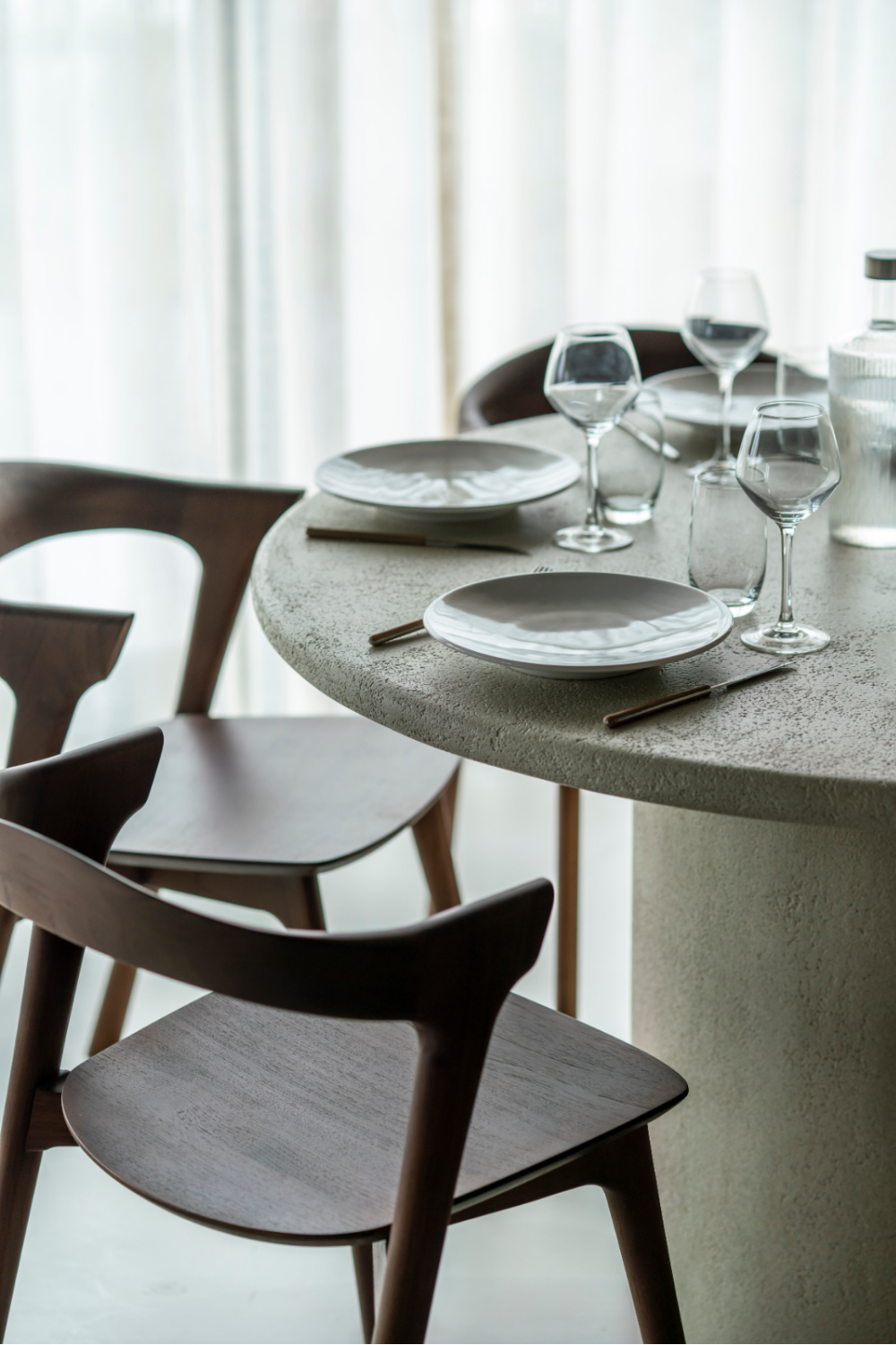   Round Pedestal Dining Table | Oroa.com