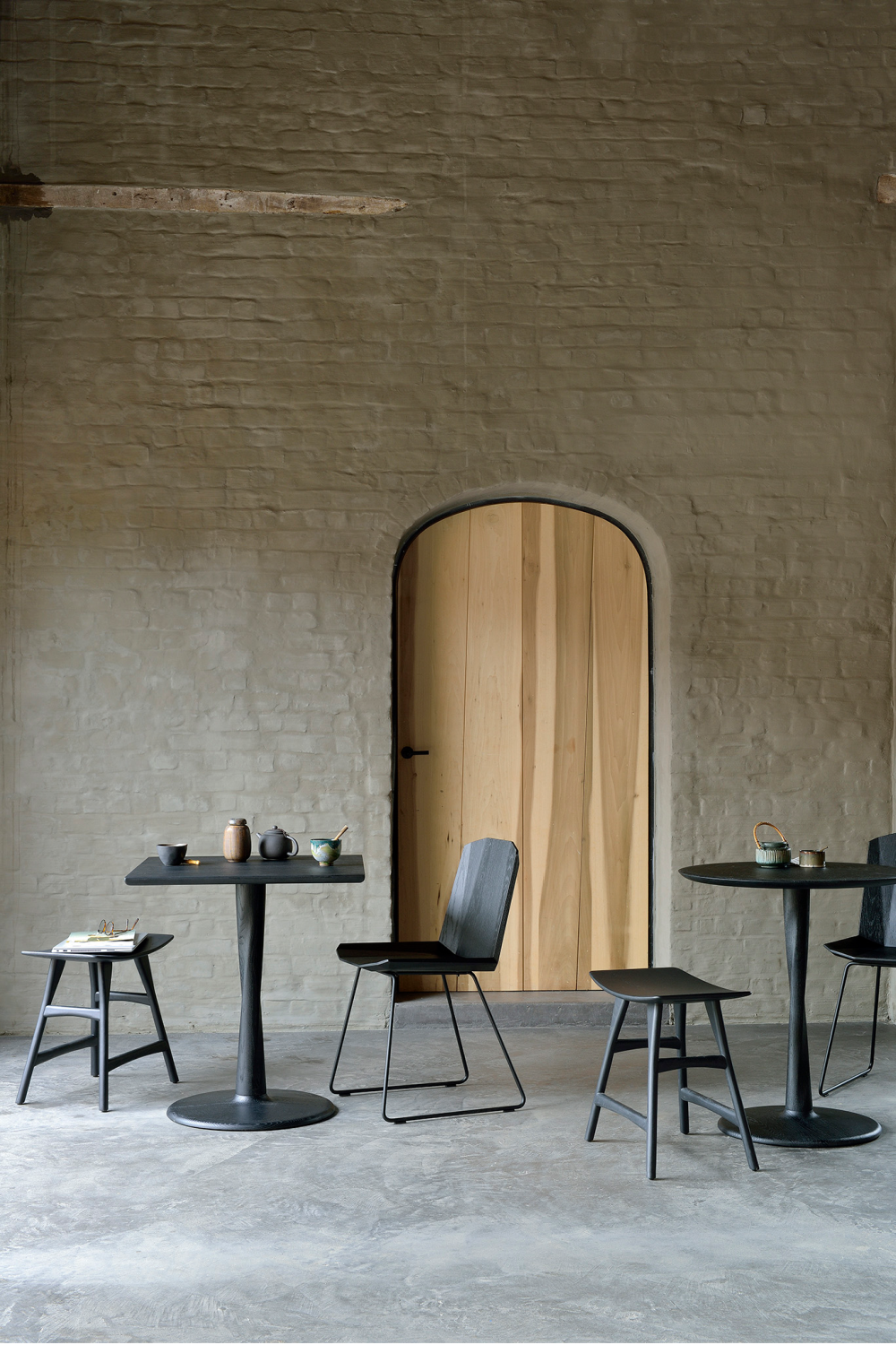   Solid Oak Pedestal Dining Table | Oroa.com