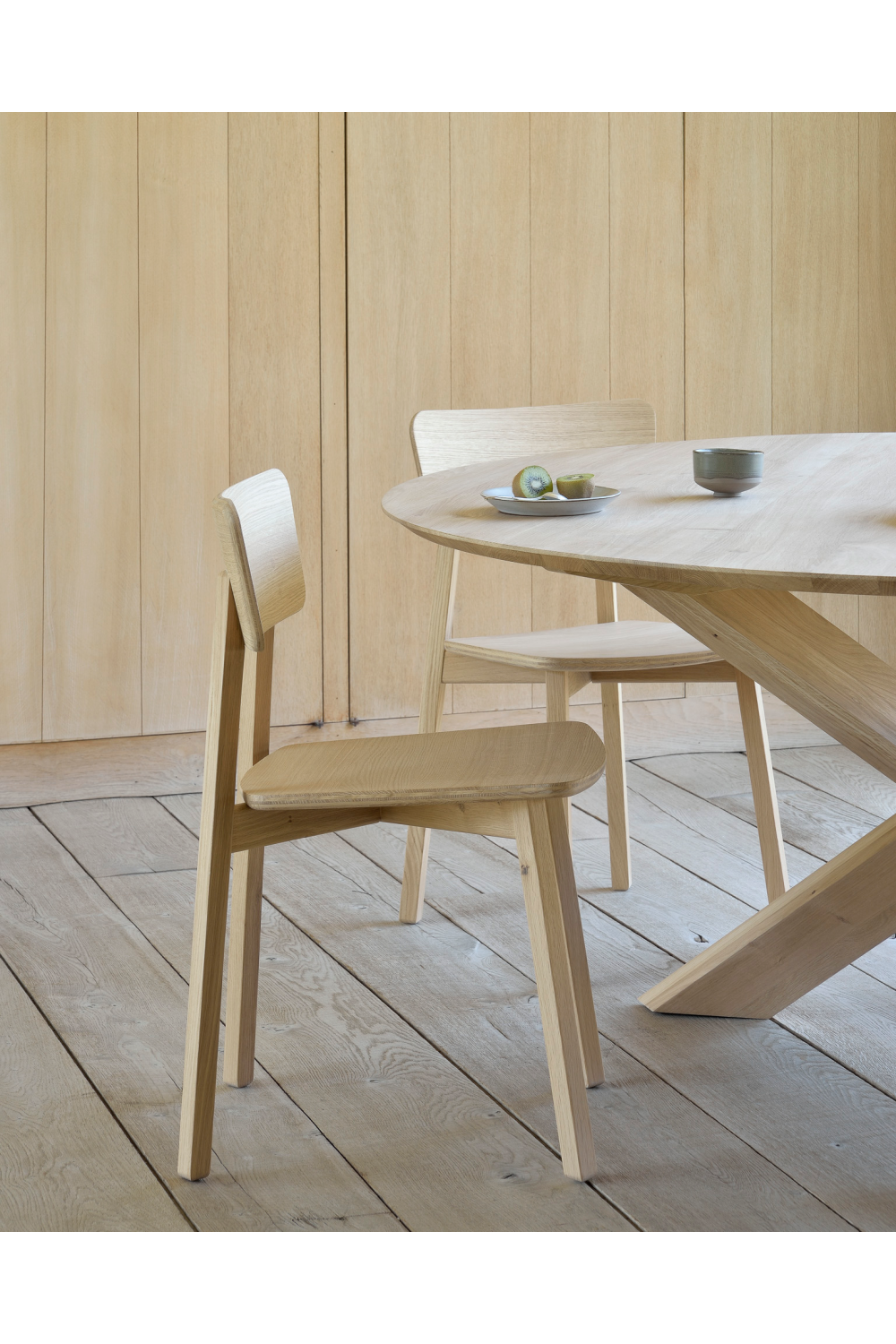   Round Oak Dining Table | Oroa.com