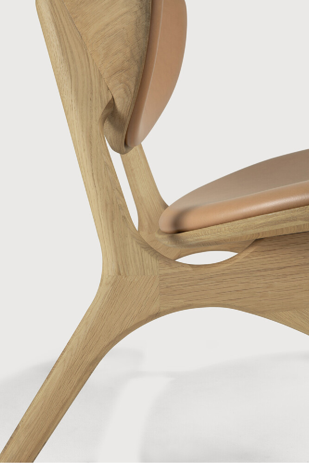   Varnished Oak Leather Lounge Chair | Oroa.com