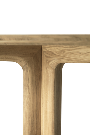   Central-Footed Oak Dining Table | Oroa.com